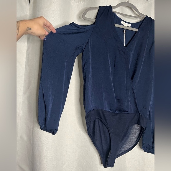 August Mist Cold Shoulder Navy Blue Surplice Bodysuit Small - Picture 5 of 11